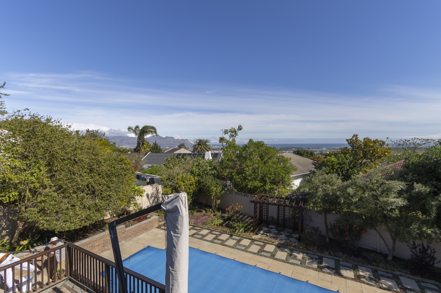 To Let 4 Bedroom Property for Rent in Die Wingerd Western Cape